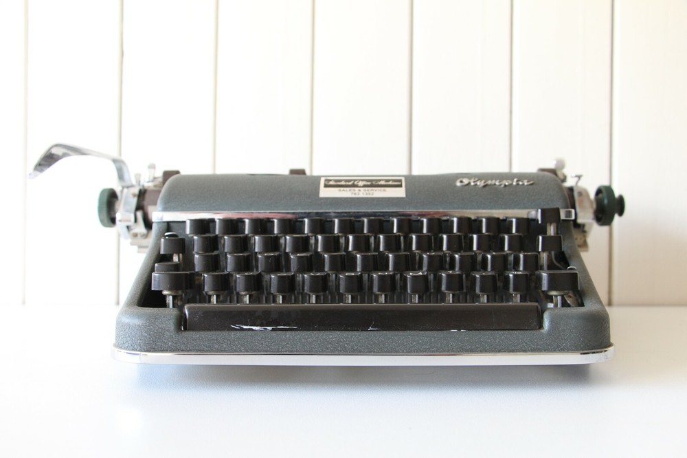 Olympia Typewriter ~ German Made ***** Working Condition *****