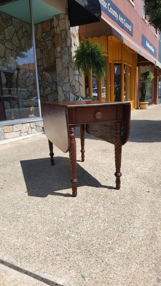 Fantastic Amercian Breakfast Table In Mahogany 19th century.