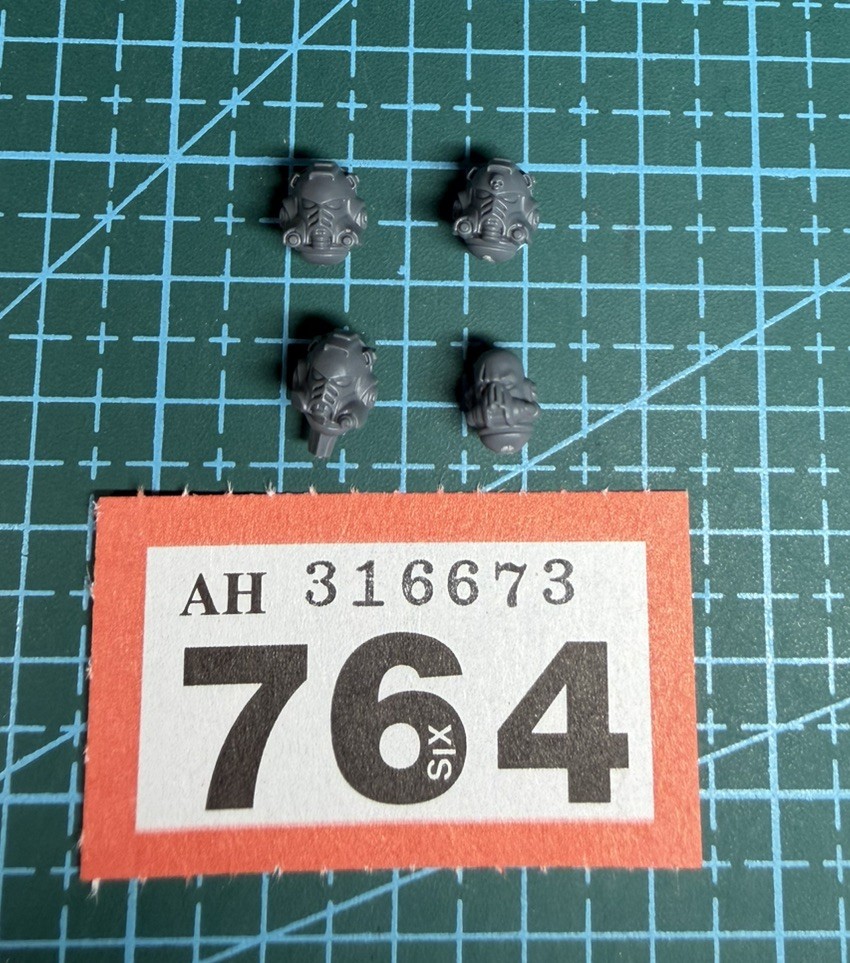 4  Space Marine Aggressor Head Helmet Sergeant Character Gravis Heresy 40K Bits