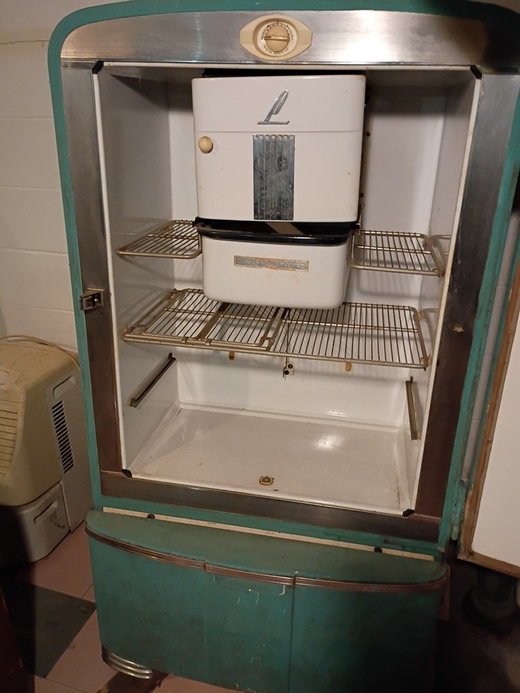ANTIQUE LEONARD REFRIGERATOR LATE 1947