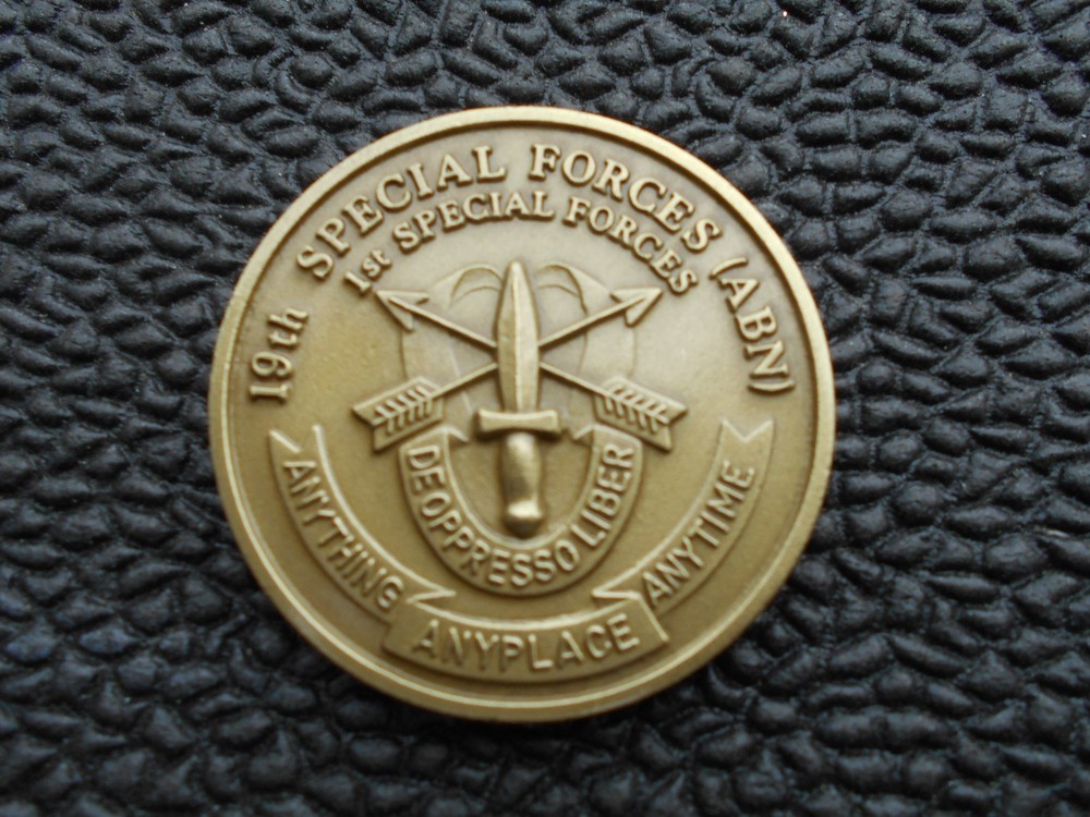 19th Special Forces  (ABN)        1st Special Forces Challenge Coin