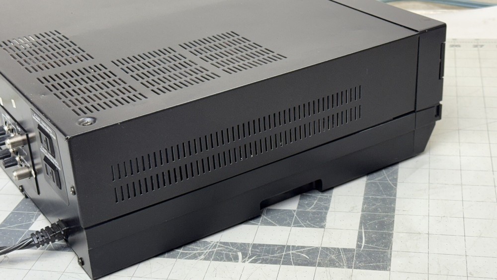 HITACHI VT-TU98A PORTADECK VIDEO SYSTEM TUNER ONLY POWERS ON - REST UNTESTED 🔥