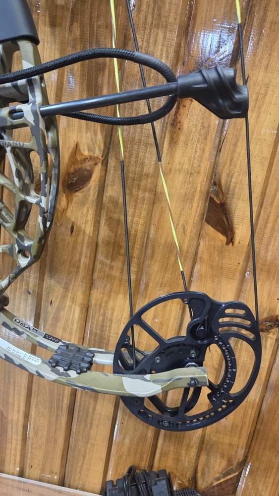 Bear Adapt 2 Plus RH 60# Compound Bow Pkg Mossy Oak Bottomland!