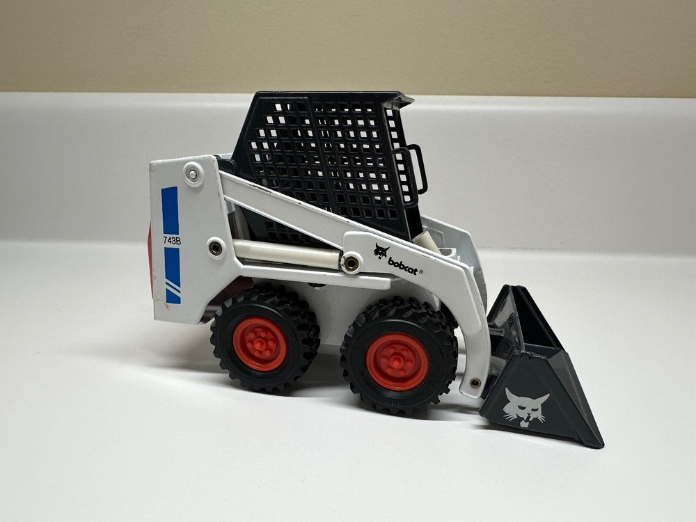 Bobcat 743B Skid-Steer Loader Clover 1:19 Scale Model