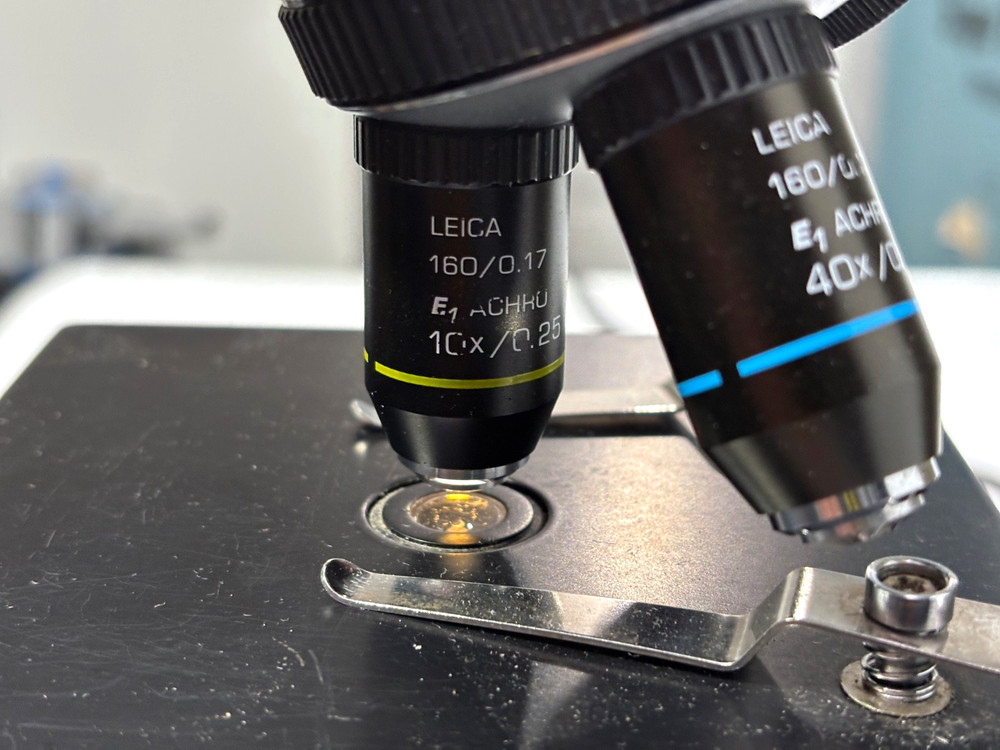 Genuine Leica BME microscope Lecia Microscope With 3 Objectives + Extras