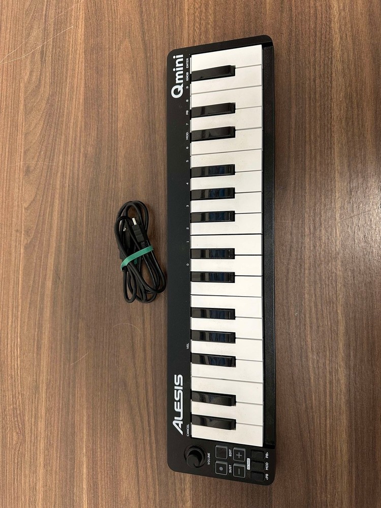 Alesis Qmini - Portable 32 Key USB MIDI Keyboard Controller with Velocity