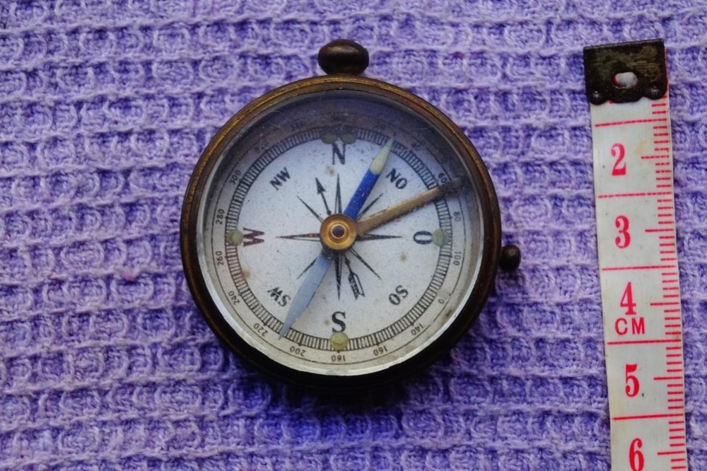 VINTAGE  OLD BRASS COMPASS
