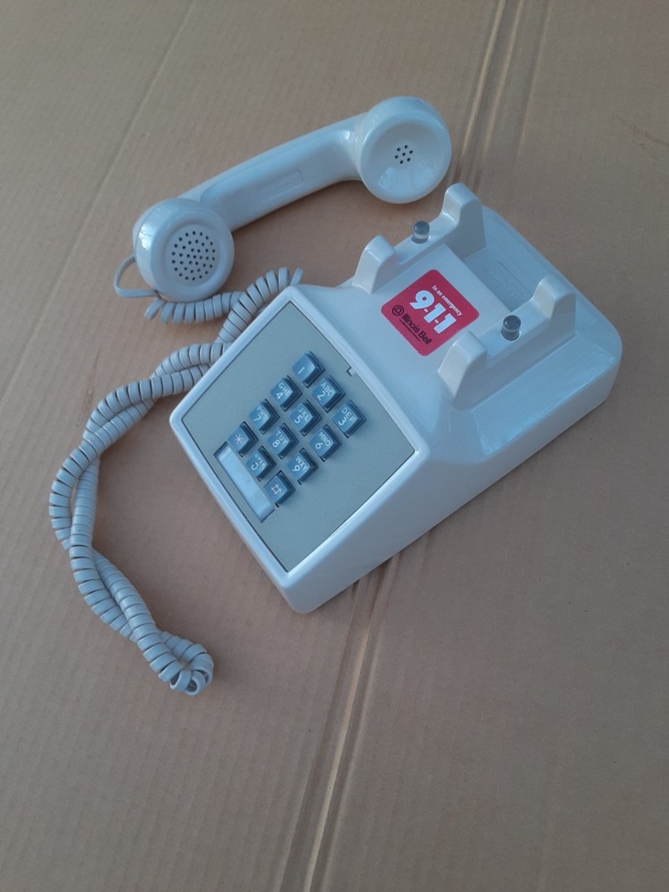 VINTAGE DESKTOP TELEPHONE / BELL SYSTEM 2500DM Date Code 12-75 / Beige