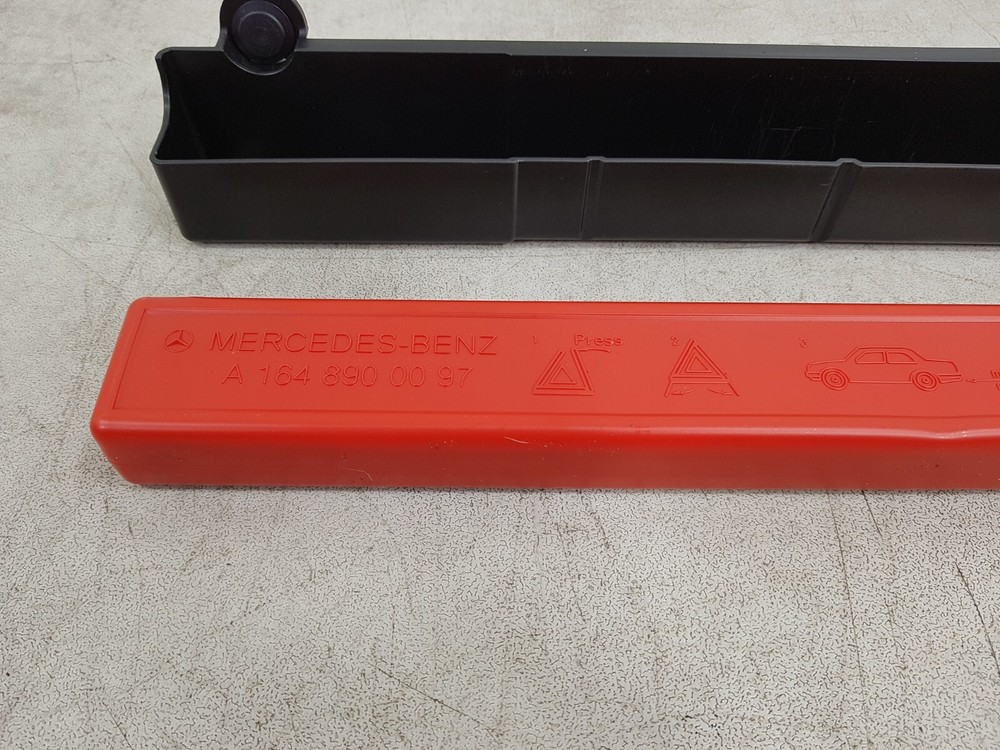 MERCEDES ML W164 EMERGENCY TRIANGLE WITH HOUSING