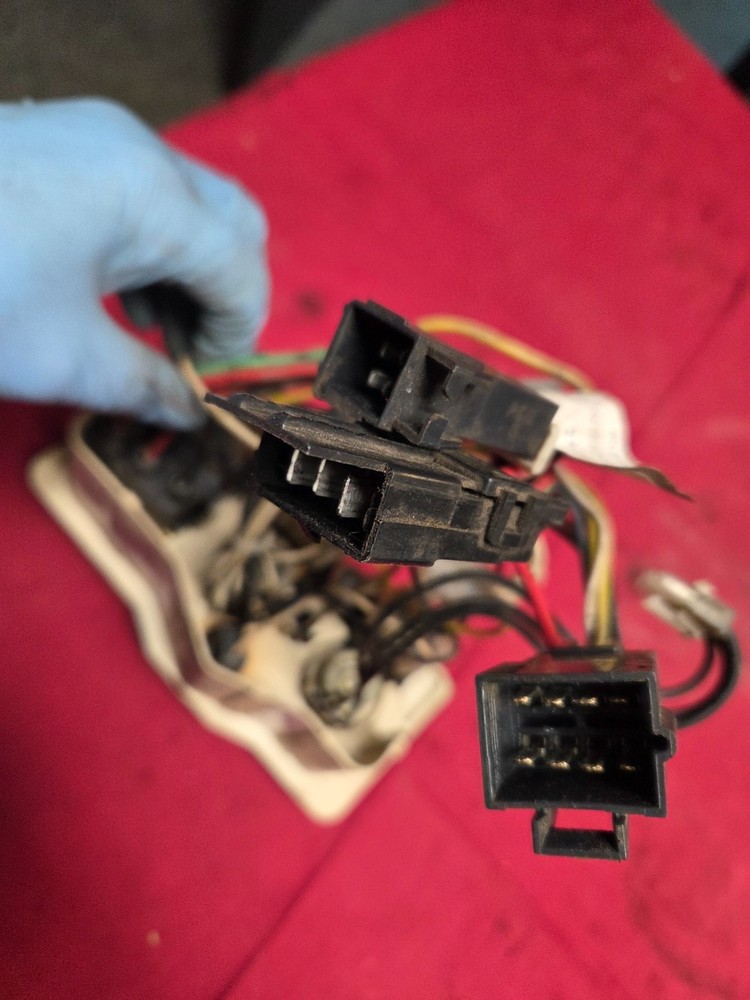 BERGSTROM TEMPERATURE CONTROL SWITCH, PANEL, KNOBS, HEATER, HVAC 18 05002 001