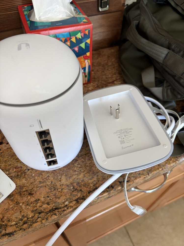 Ubiquiti Networks Dream machine - plus 1 mesh extender.