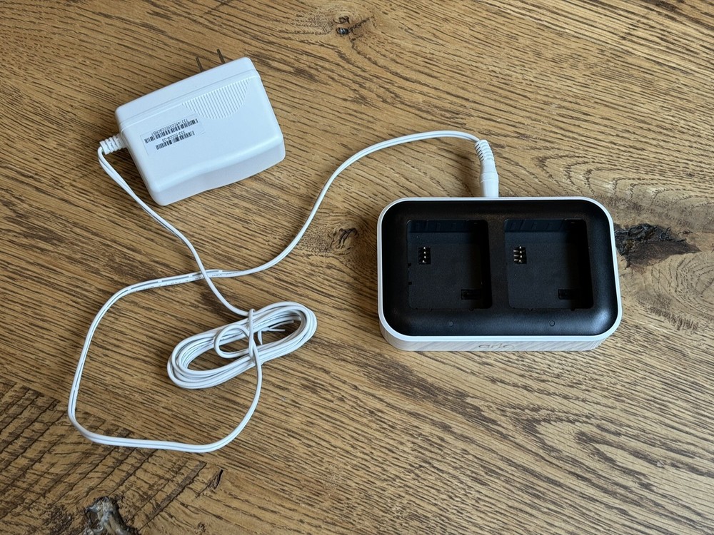 Arlo VMA5400C Dual Charging Station