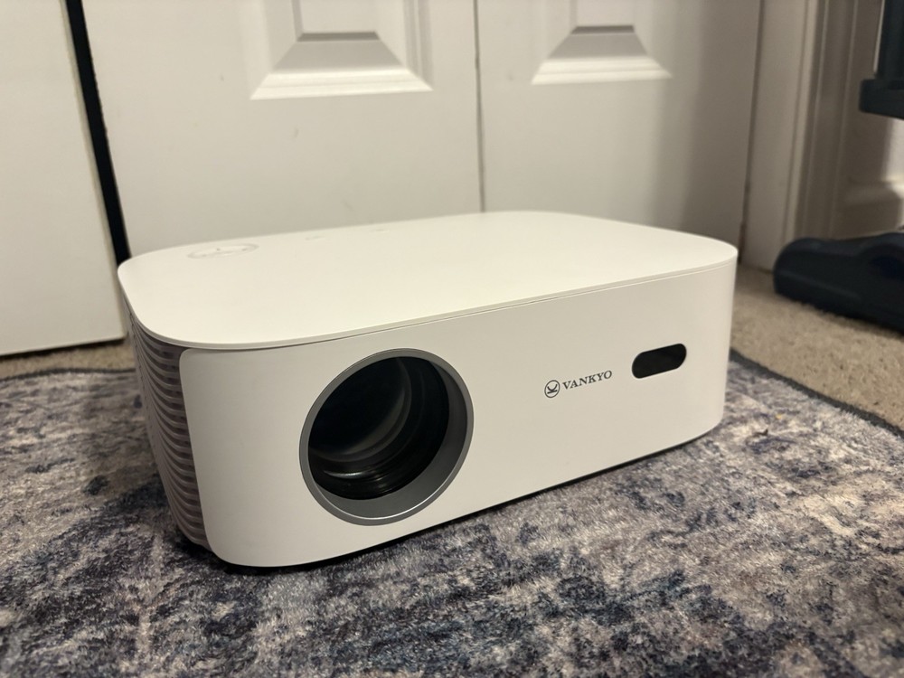 VANKYO Performance V700W Projector (missing cords) Never Used