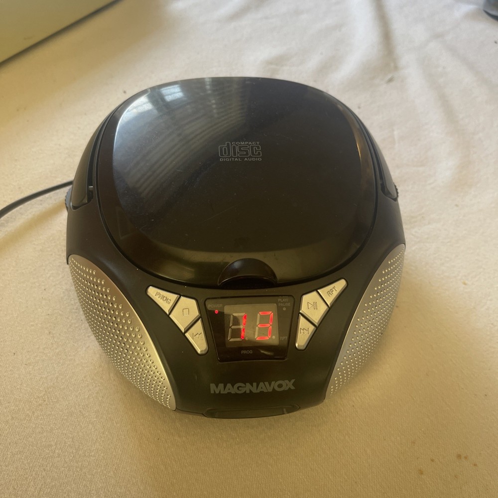 Magnavox CD Player MD6924. Black, Small Table Top