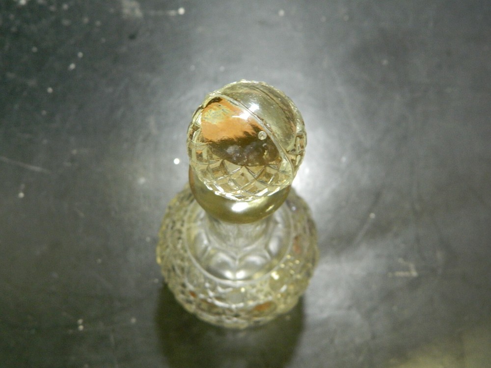 Vintage Daisy Button Perfume Bottle w/ Diamond Pattern Stopper 7" Excellent Con