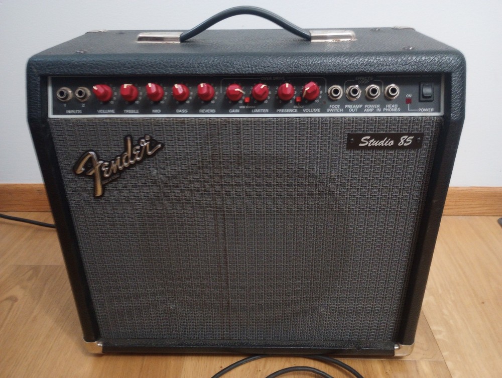 FENDER STUDIO 85 GUITAR AMPLIFIER WORKS GREAT!