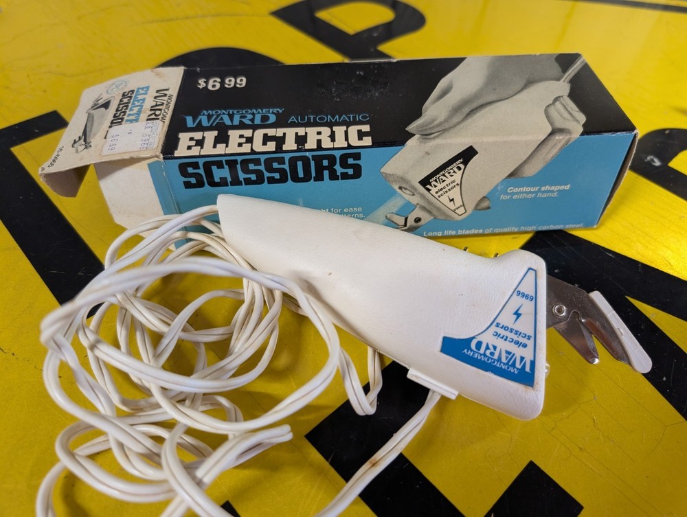 VINTAGE MONTGOMERY WARD AUTOMATIC ELECTRIC SCISSORS WITH GUIDE LIGHT