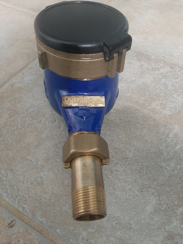AWWA 3/4 WATER METER  WITH  COUPLINGS  NEW