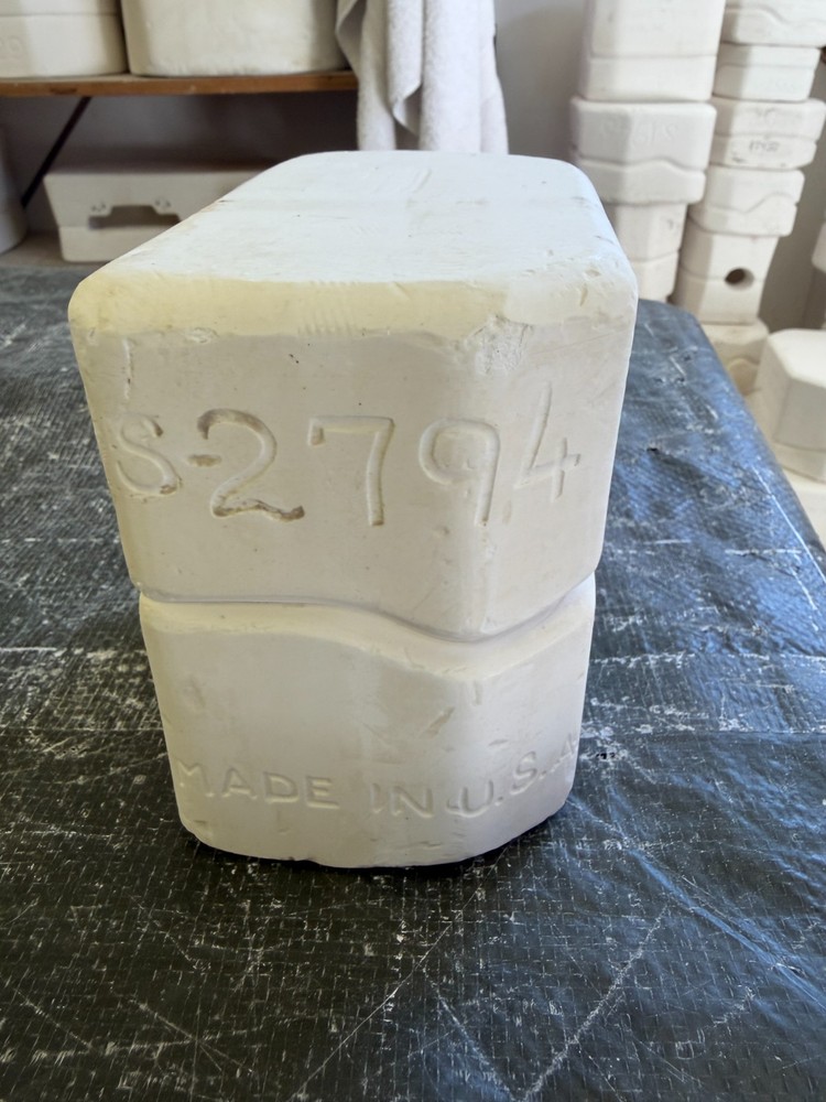 VINTAGE SCIOTO CERAMIC MOLD #S-2794 SMALL SHELF SCHNAUZER