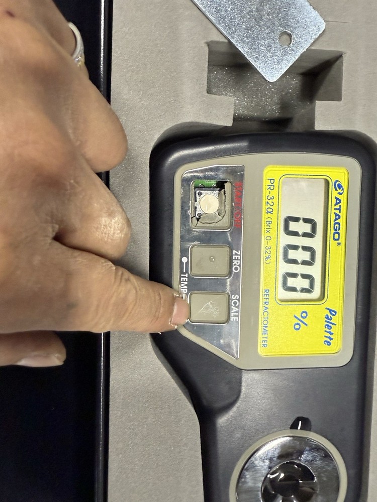 ATAGO PR-32α Digital Refractometer Brix 0.0–32.0% - Powers On, Untested Accuracy