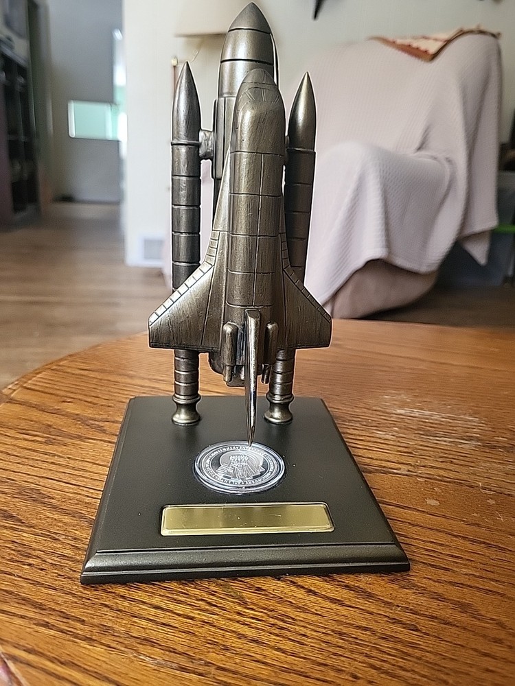 1981-2011 Space Shuttle Program 1 oz Fine Silver Commemorative w/Rocket Stand