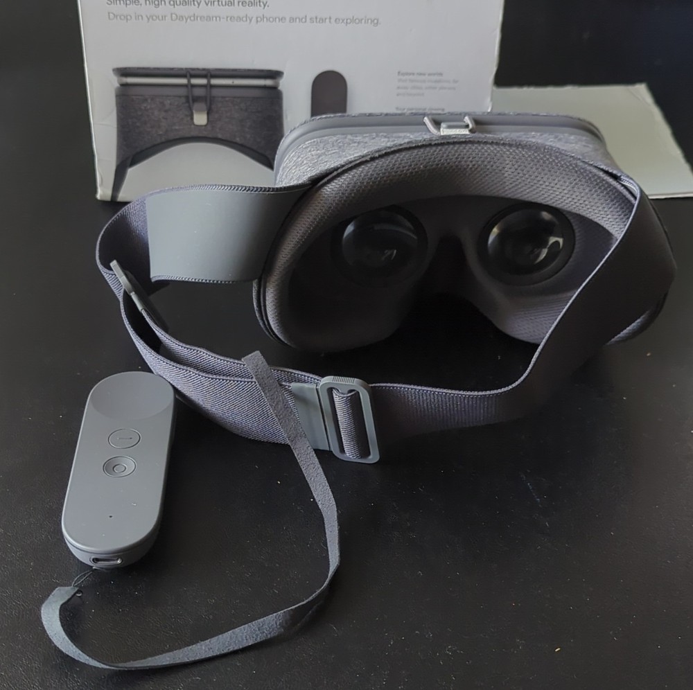 Google Daydream View Gray Smartphone VR Headset + Controller Bluetooth 90° 6in