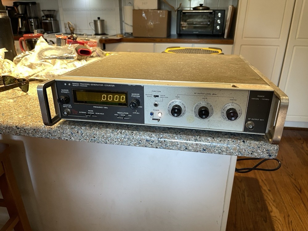 HP 8443A Tracking Generator Frequency Counter (POWERS ON, DISPLAY INDICATES)