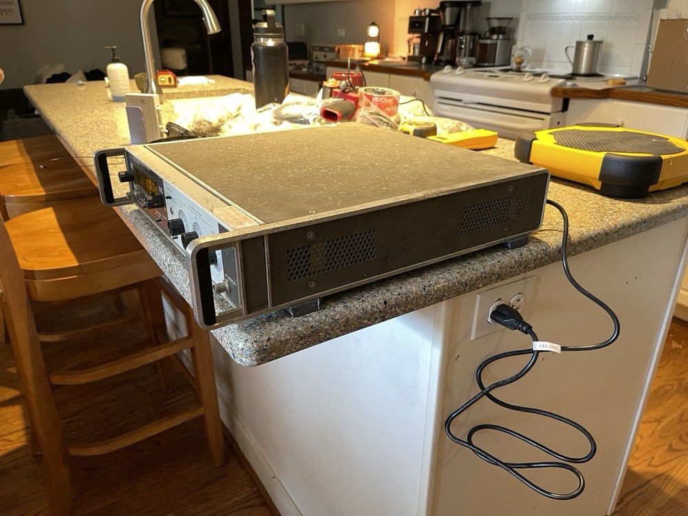 HP 8443A Tracking Generator Frequency Counter (POWERS ON, DISPLAY INDICATES)