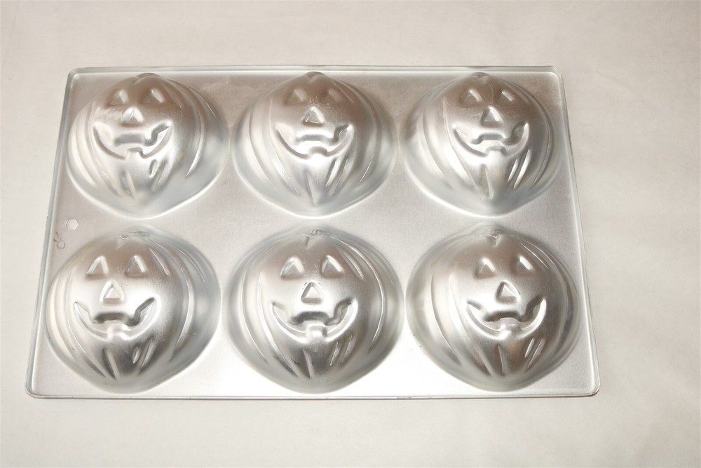 WILTON - 6 Pumpkin Jack-O-Lantern Halloween Cake Pan