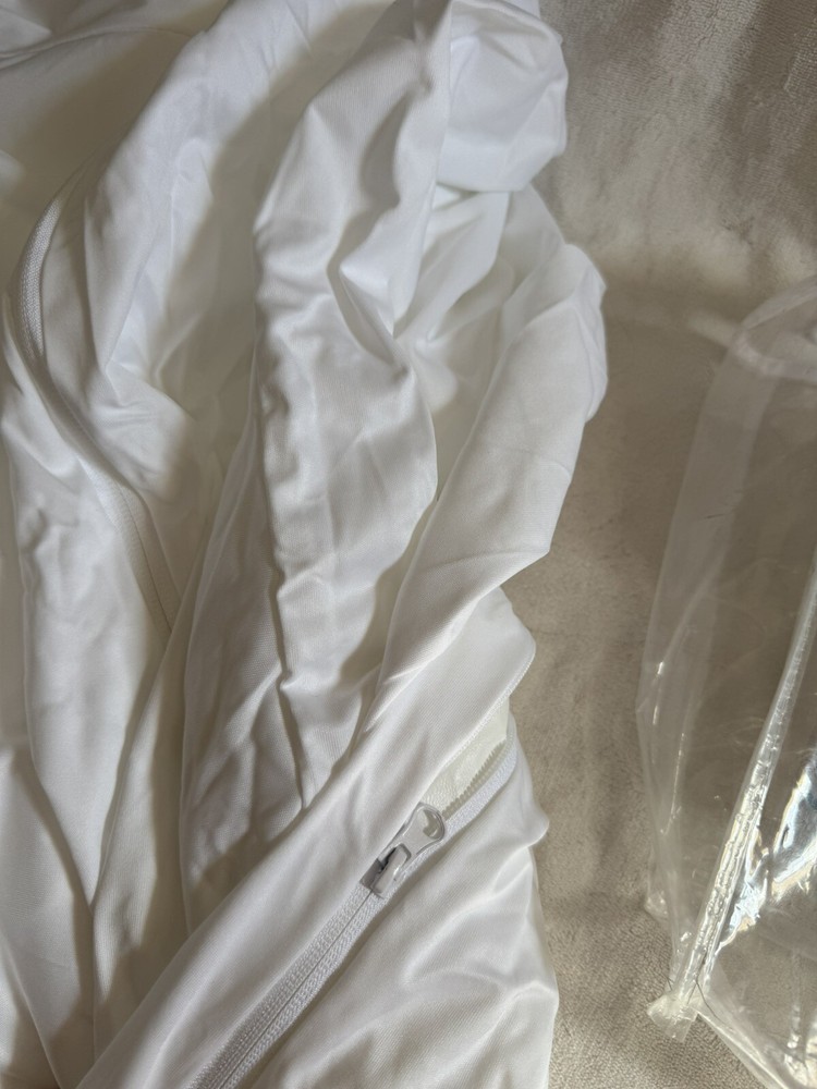 Amazon Basics Zippered Mattress Protector White Twin Size
