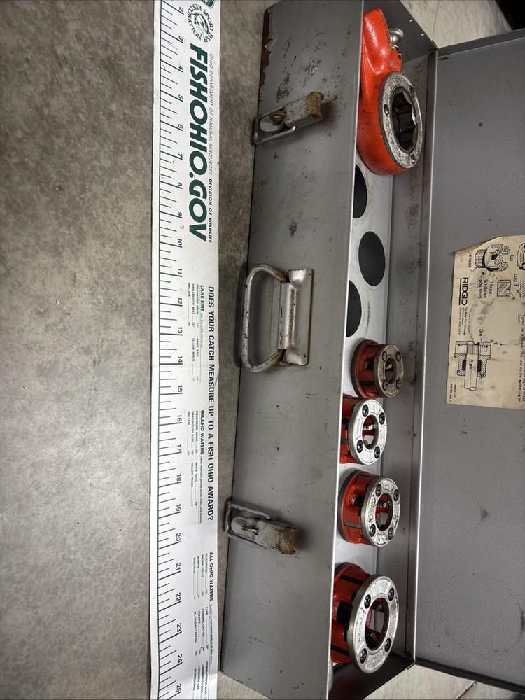 RIDGID 11R RACHETING PIPE THREADERS (4) AND HANDLE / CASE