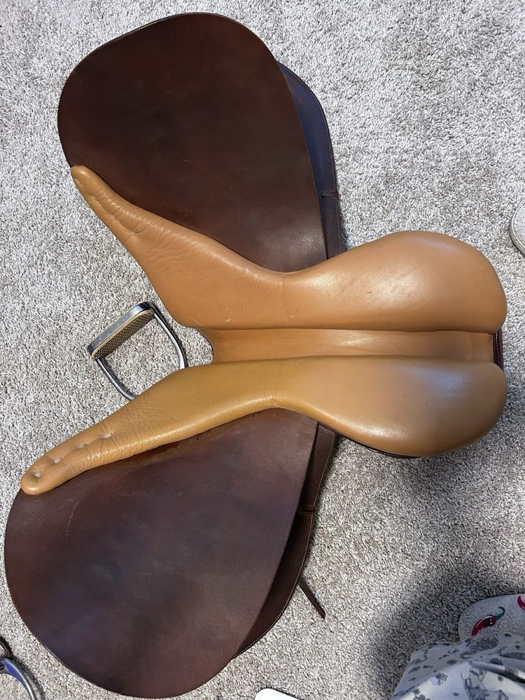 Collegiate Close Contact English Saddle 17"