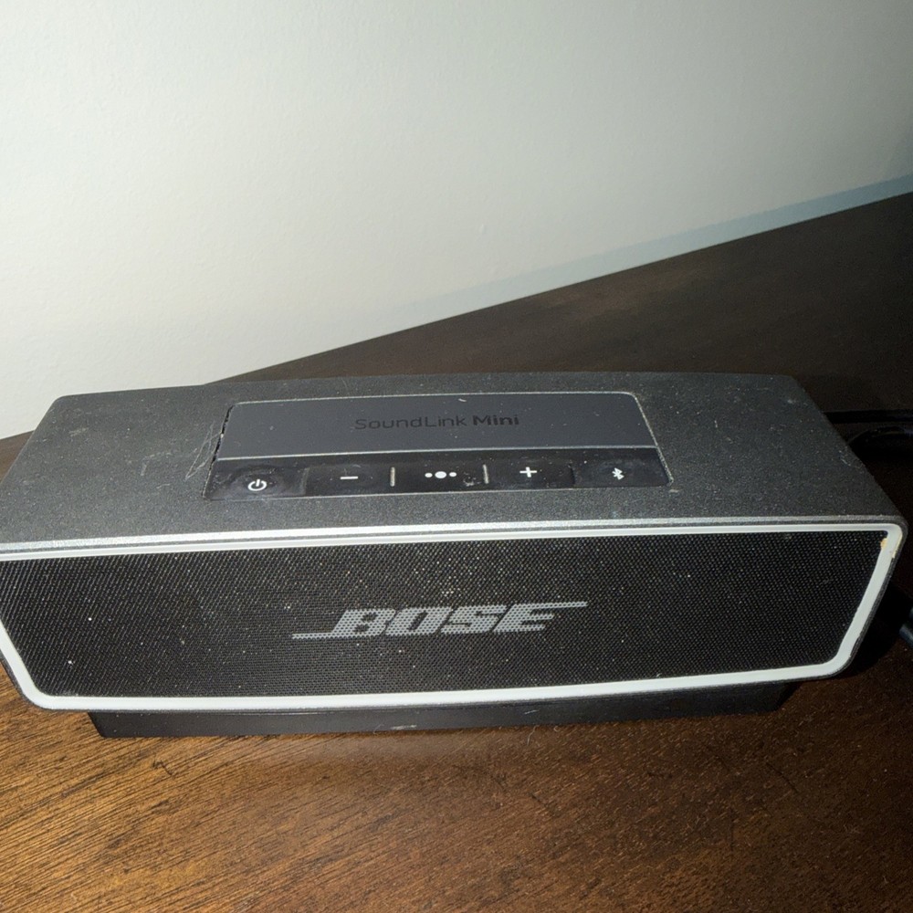 Bose SoundLink Mini Bluetooth Speaker Charging Cradle Base NEEDS New Battery
