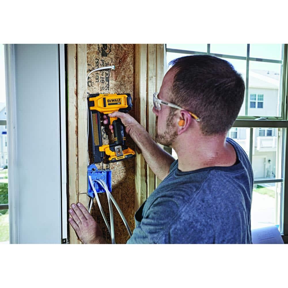 DEWALT Insulated 1 in. Electrical Staples (540 pieces)