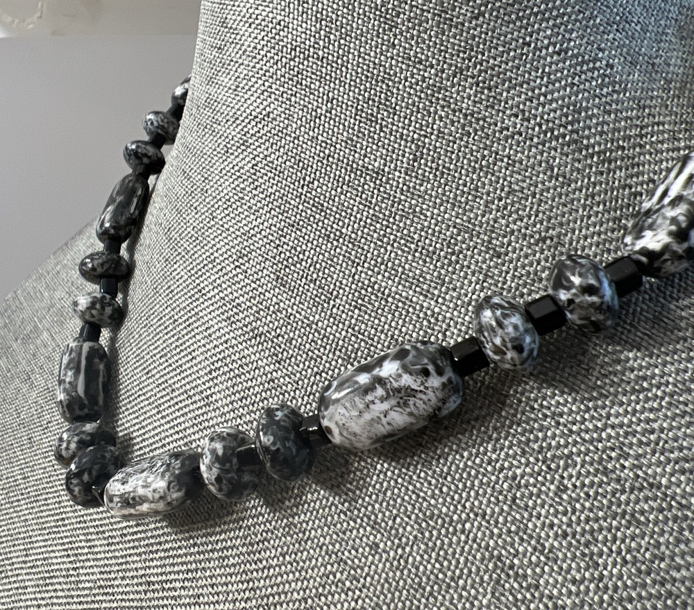 NECKLACE Black White Rectangular Round Beads 18.5 Oz. Pretty! See Photos