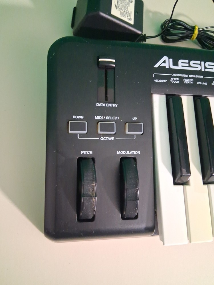Alesis Q25 25-Key Synth USB Keyboard
