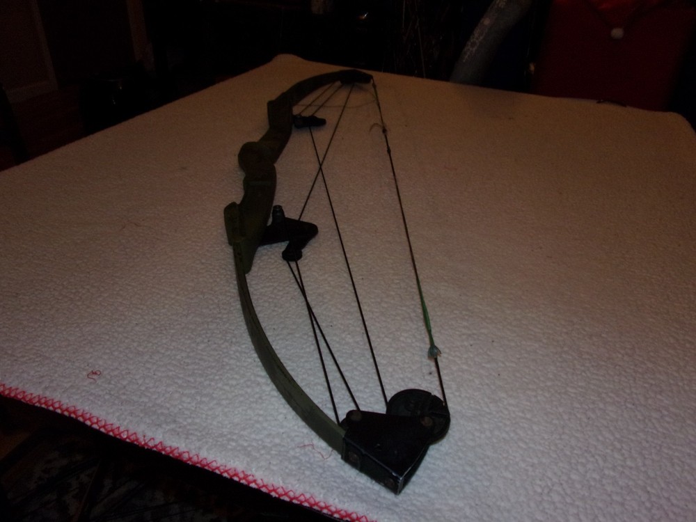 Bear Whitetail Hunter Vintage Green Camouflage Compound Bow