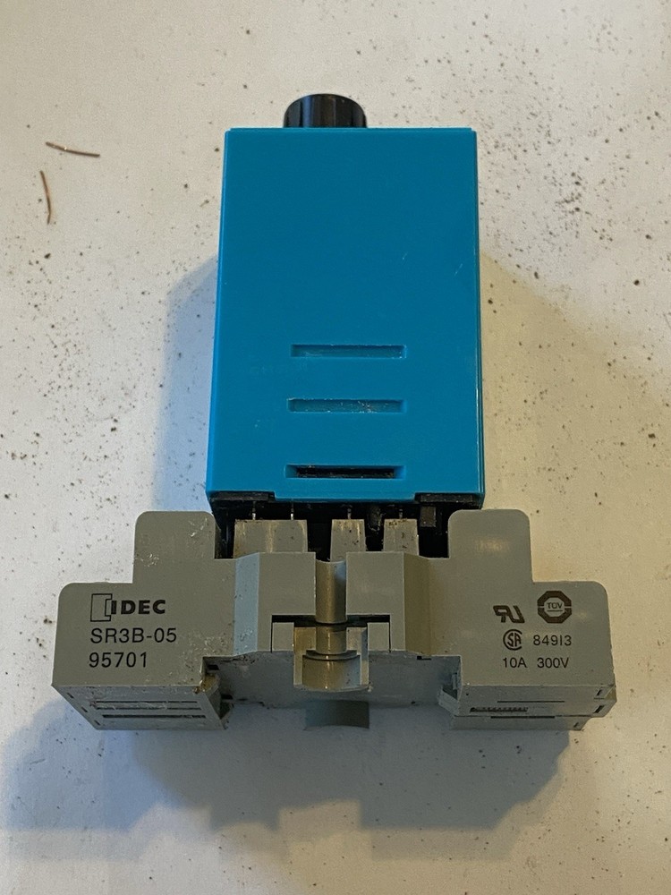 IDEC RTE-B1AD24 Electronic Timer Plug-In with SR3B-05 Relay Socket