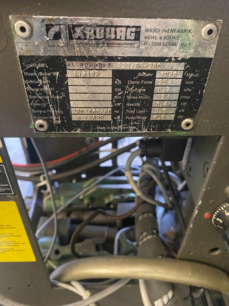 Arburg 28 ton plastic injection machine