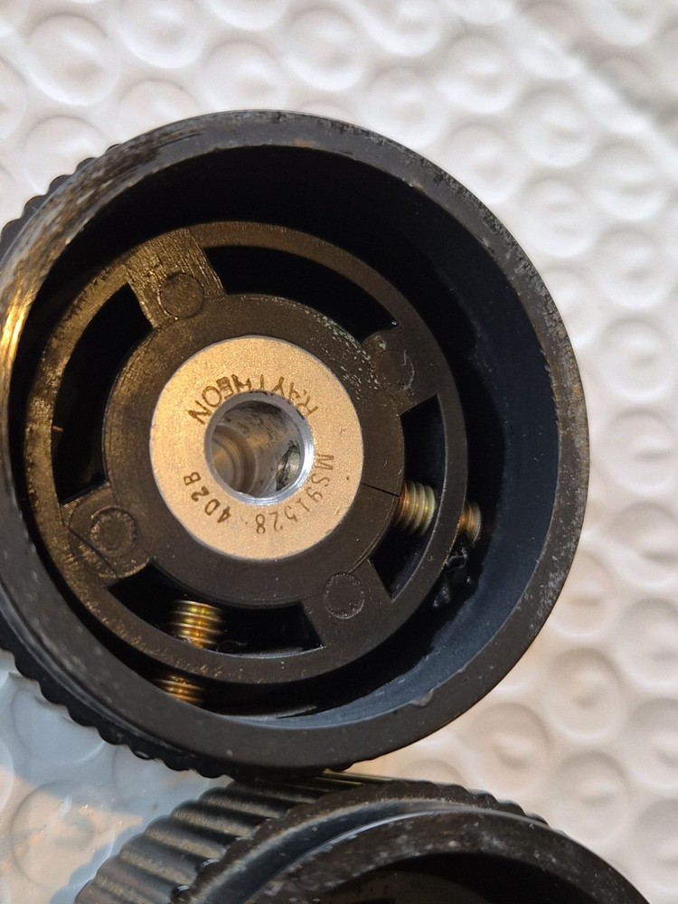 2 EA: RAYTHEON KNOBS MS91528-4D2B, For 1/4" SHAFT W/SET SCREWS, USED.