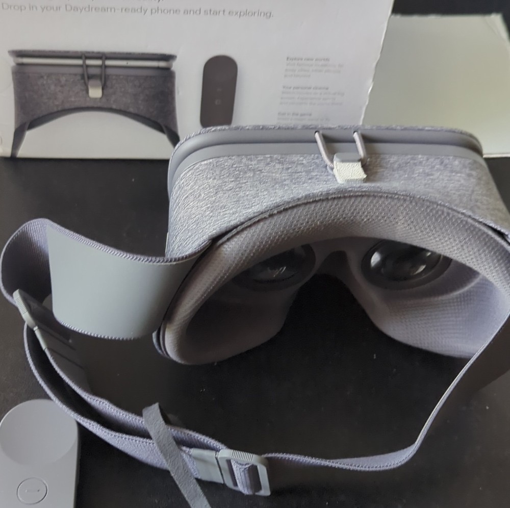 Google Daydream View Gray Smartphone VR Headset + Controller Bluetooth 90° 6in