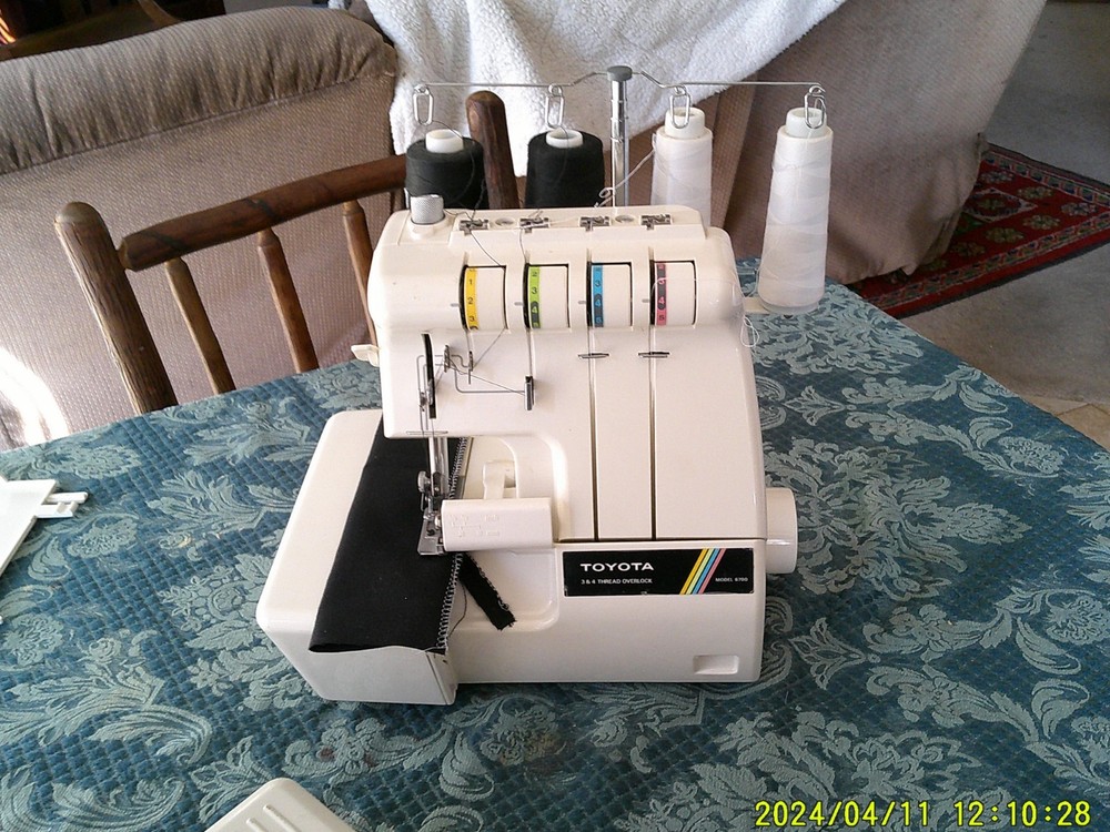 TOYOTA 6700 SEGER SEWING MACHINE (WORKING)
