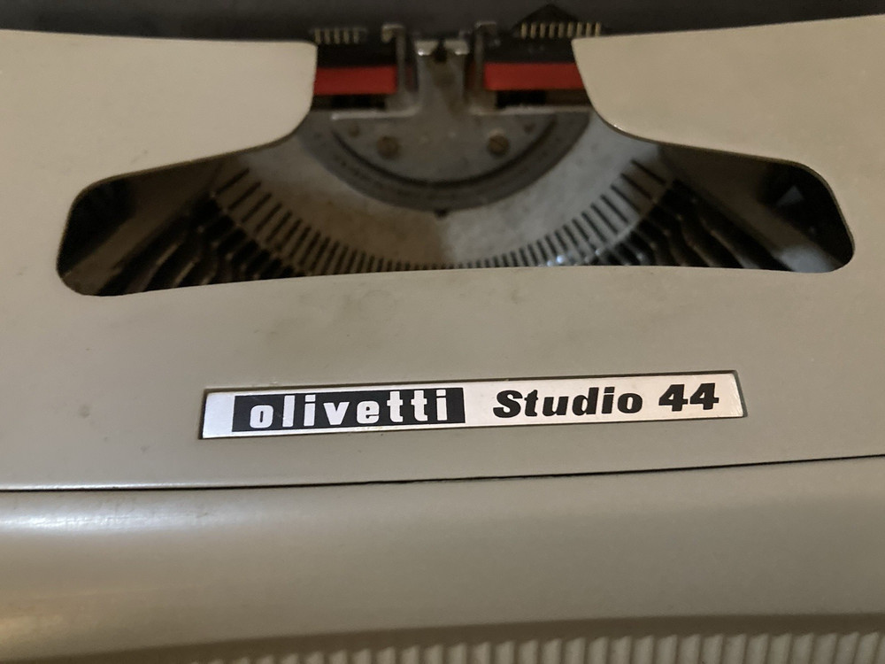 Olivetti Studio 44 Original Typewriter