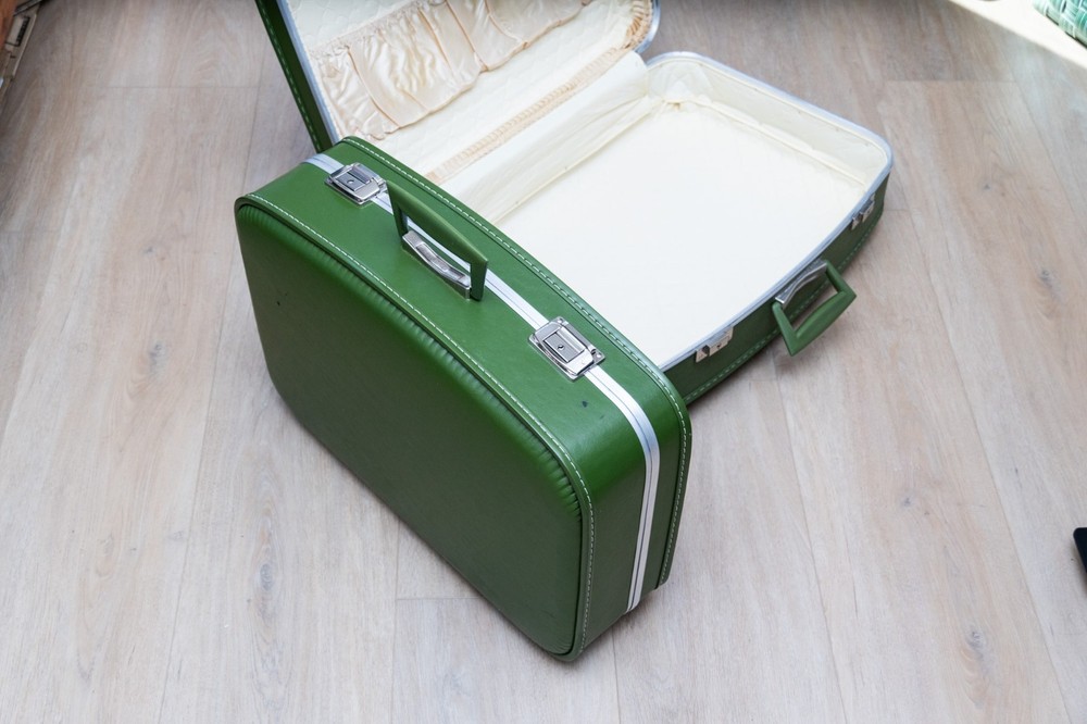 VINTAGE 4 PIECE NESTED LEATHER TRUNK/BRIEFCASE SET - EMERALD GREEN