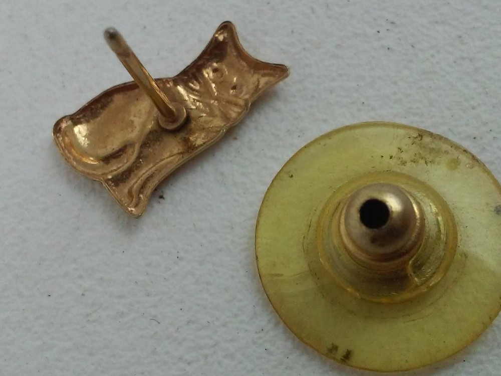 Gold Tone Cat Lapel Pin