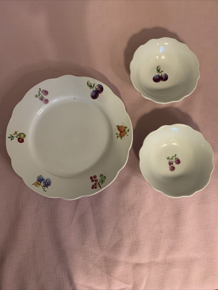 Vintage Ceramic Footed Berry Strainer/colander. 2 Small Bowls, 1 Dish
