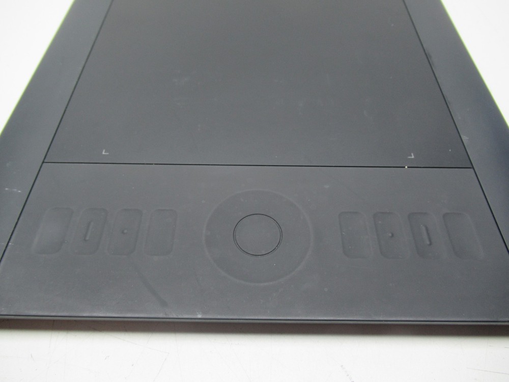 Wacom PTH-650 Intuos5 Medium Pen Tablet without accessories