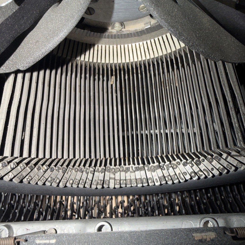 Antique 1940s Royal KMM Magic Margin Typewriter