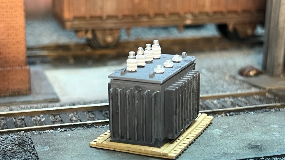 N Scale Electrical Transformer With Pallet Flat Car Load (2)