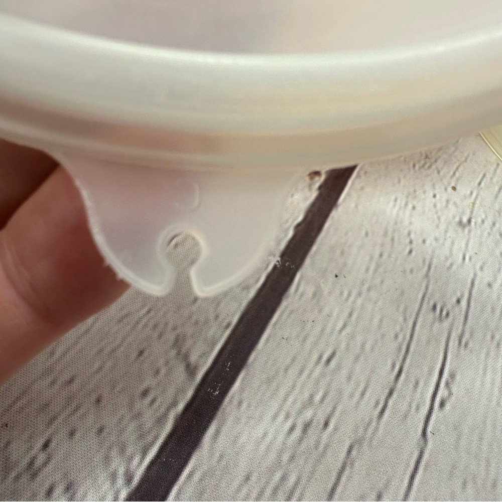 tupperware cereal Bowl with 3 clear seals "C"